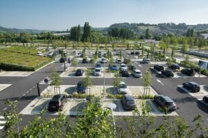Area parkir yang luas (pinterest.com)