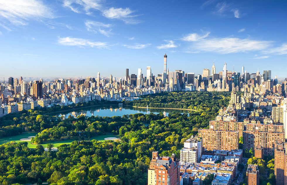 Central Park, New York, USA: Halaman luas dengan pohon besar, bunga musiman, dan area rekreasi (frommers.com)